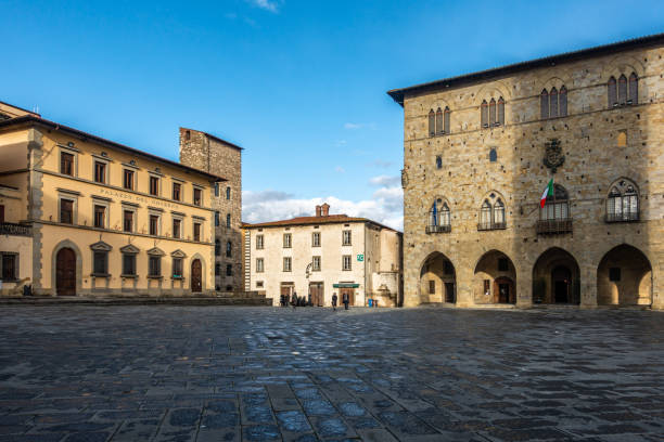 vista di piazza del duomo, la piazza principale del centro storico di pistoia, toscana, italia - provincia di pistoia foto e immagini stock