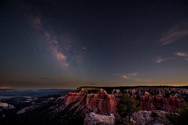 night sky with dark milky way starscape in bryce canyon national park in utah at pariah view overlook and rock formations panoramic viewpoint - valley storm thunderstorm mountain imagens e fotografias de stock