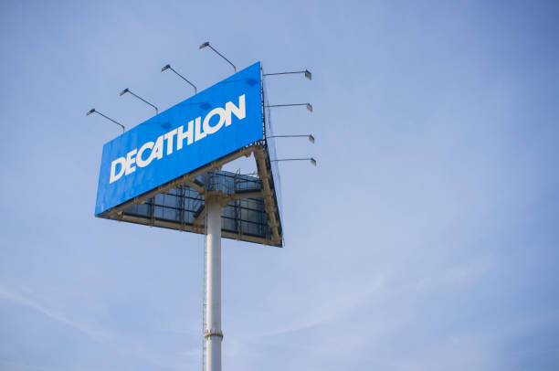 decathlon знак полюса над голубым небом - javelin sport photography outdoors стоковые фото и изображения
