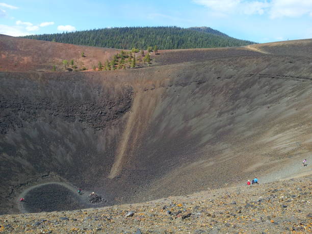 cinder cone-krater, lassen volcanic nationalpark - cinder cone stock-fotos und bilder