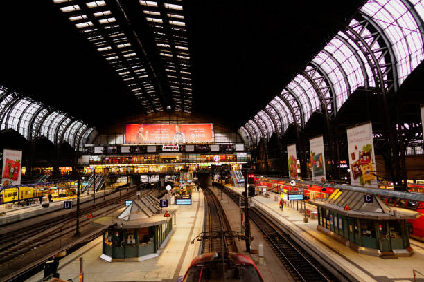 modern treinstation in berlijn - kaartjesknipper stockfoto's en -beelden