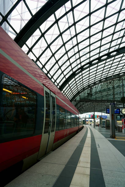 modern treinstation in berlijn - kaartjesknipper stockfoto's en -beelden