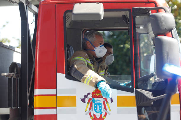 vigili del fuoco con maschere all'interno di camion dei pompieri - fence mask foto e immagini stock