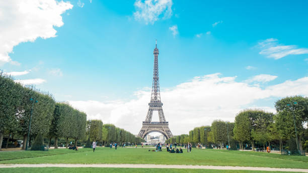 paysage de la tour eiffel - eiffel tower photos et images de collection