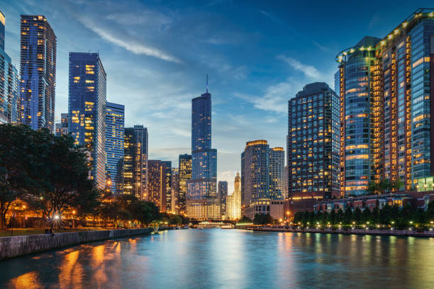 chicago river cityscape sunset twilight etats-unis - chicago skyline lake nautical vessel photos et images de collection