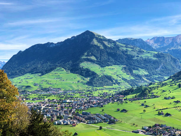 スタンスの街とエンゲルベルガータールの高山の谷の眺め - ニドヴァルデン州、スイス - mountain landscape rock european alps ストックフォトと画像