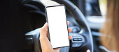 telefon mockup im auto reisefahrer seach karten leerer bildschirm fahrzeugnavigationsort