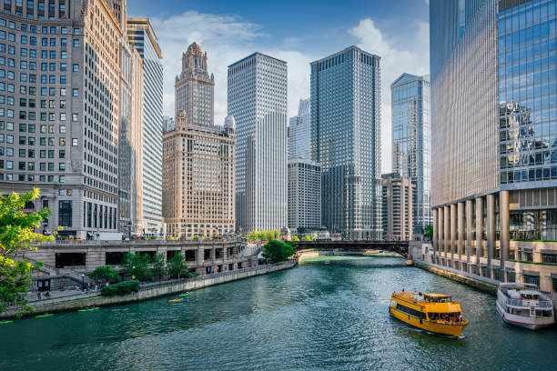 chicago river cityscape water taxi tourboat cruising en verano - chicago fotografías e imágenes de stock