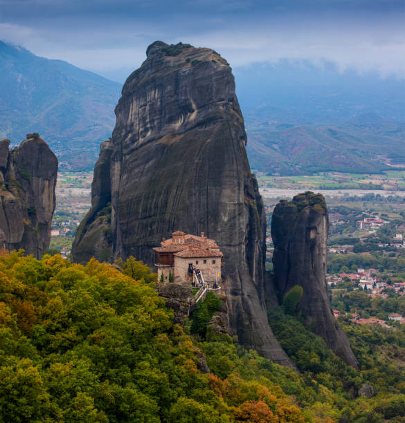 bela paisagem de mosteiros e rochas de meteora , grécia - meteora monk monastery greece - fotografias e filmes do acervo