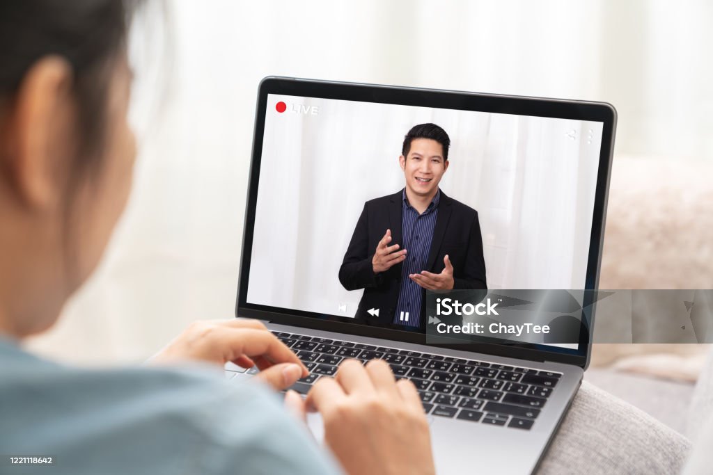 Joven líder chino asiático o hombre de negocios en foro de gestión, teleconferencia, ayuntamiento o videoconferencia de prensa en línea con trabajo remoto en casa durante el coronavirus y el concepto de continuidad del negocio. - Foto de stock de Internet libre de derechos