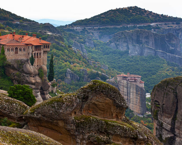 bellissimo paesaggio di monasteri e rocce di meteora, grecia - meteora monk monastery greece foto e immagini stock