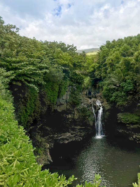ハワイ州キパフル島のハレアカラ国立公園のワイモク滝トレイル、ピピワイトレイルのマカヒク滝の眺め - haleakala national park ストックフォトと画像