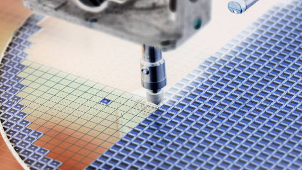 color negativo de oblea de silicio en la máquina en la fabricación de semiconductores - wafer fotografías e imágenes de stock