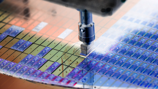 Color negativo de oblea de silicio en la máquina en la fabricación de semiconductores photo