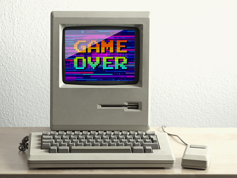 Juego sobre mensaje en la pantalla del terminal de la computadora vintage photo