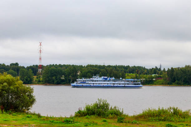 러시아 야로슬라블의 볼가 강에서 항해하는 여객선 - cruise ship river ship passenger ship 뉴스 사진 이미지