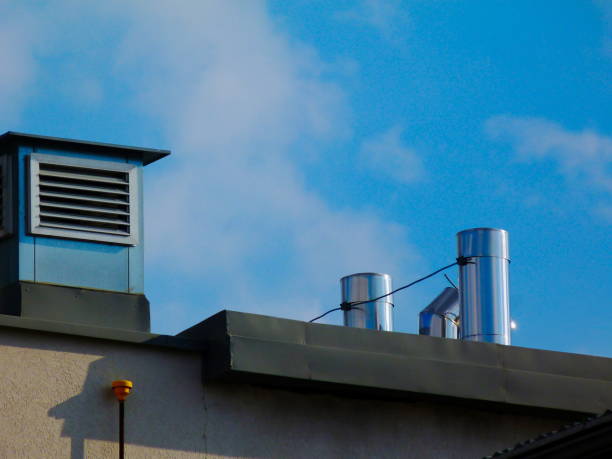 光沢のある鋼板の機械的な通気孔と傾斜屋根のダクト。 - air duct sheet metal construction material pipe ストックフォトと画像