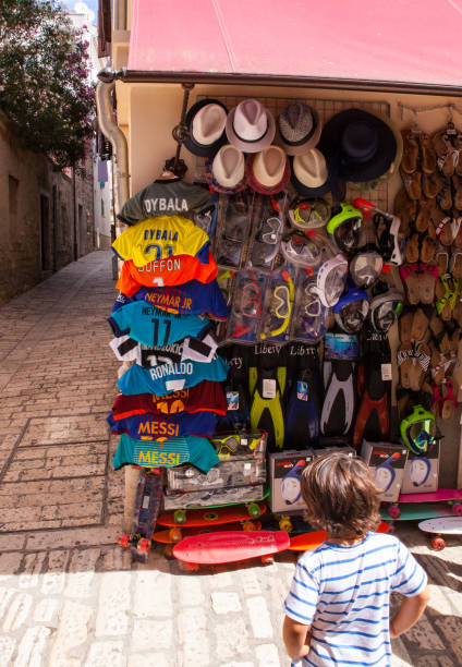 les chemises de football regardant l’enfant pendent à l’extérieur d’un magasin - messy photos et images de collection