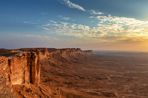 edge of the world, a natural landmark and popular tourist destination near riyadh -saudi arabia. - arábia saudita imagens e fotografias de stock