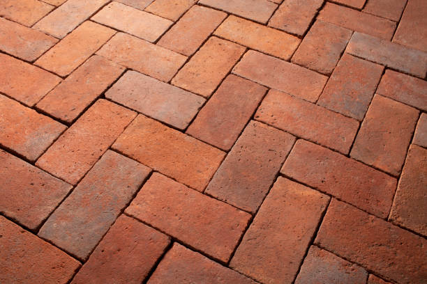 старый терракотовый пол - brick floor стоковые фото и изображения