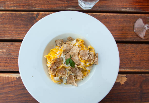 italian pasta called tagliatelle with delicious truffle - white truffle imagens e fotografias de stock