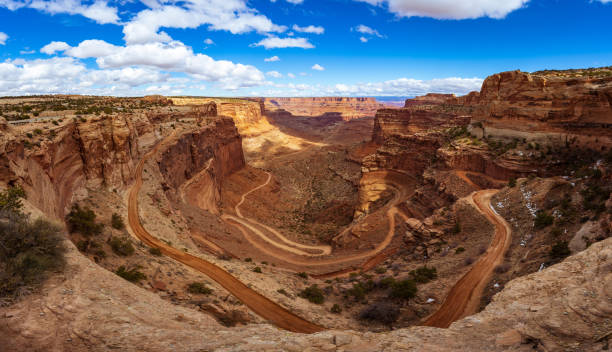 panorama des shafer trail, canyonlands nationalpark bei moab, utah, usa - moab stock-fotos und bilder