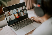eine-asiatische-chinesin-die-zu-hause-arbeitet-mit-laptop-videokonferenz-telefonkonferenz-auf.jpg?b=1&s=170x170&k=20&c=uGBHu8JBtrqqHiR8vgzuqjtdVSxo-Z7RbUdZ8wLjpQ0=