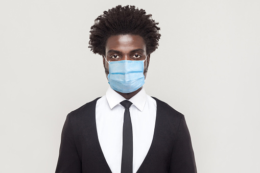 Protección contra enfermedades contagiosas, coronavirus. Hombre usando mascarilla higiénica para prevenir la infección, enfermedades respiratorias en el aire como la gripe, Covid-19. photo