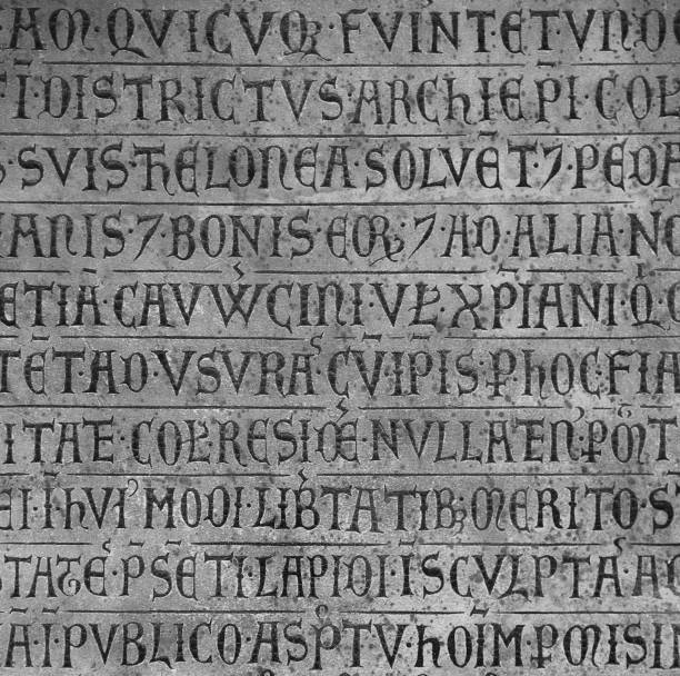 石に刻まれた古いラテン語のテキスト - ancient rome text latin script roman ストックフォトと画像