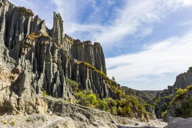 putangirua pinnacles. acantilados de north island, nueva zelanda - rock pinnacle cliff mountain peak fotografías e imágenes de stock