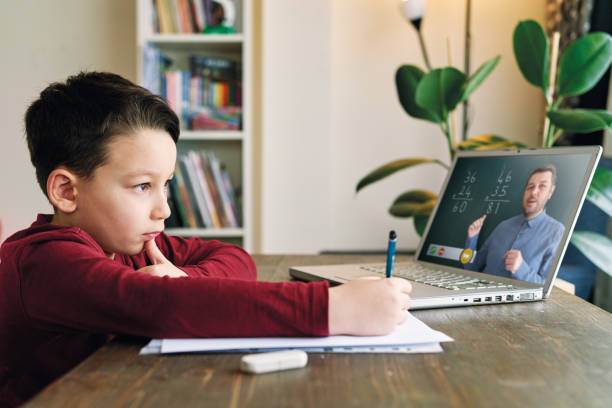 6-7 jahre niedliches kind lernen mathematik aus dem computer. homeschooling-konzept. - 6 7 years fotos stock-fotos und bilder