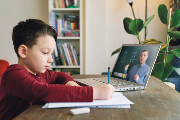 6-7 jahre niedliches kind lernen mathematik aus dem computer. homeschooling-konzept. - 6 7 years fotos stock-fotos und bilder