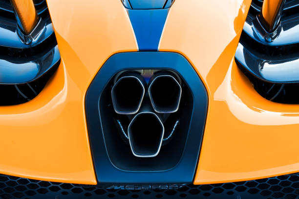 z bliska widok na potrójny wydech pomarańczowego super samochodu mclaren senna. - formula one racing racecar sports race car zdjęcia i obrazy z banku zdjęć