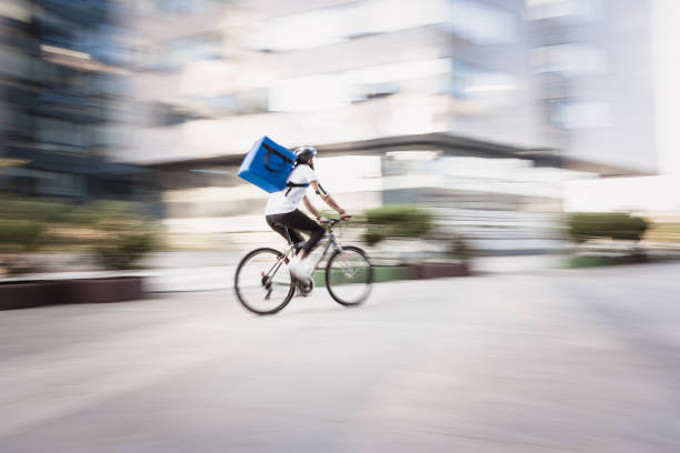 продовольствие и расходные материалы доставки человек в движении размытия - bicycle gear фотографии стоковые фото и изображения