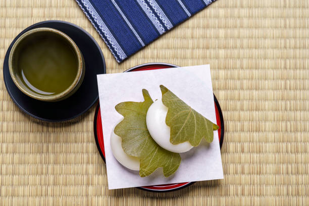 torta di riso giapponese 'kashiwa mochi' - tea crop spring japanese culture tea foto e immagini stock