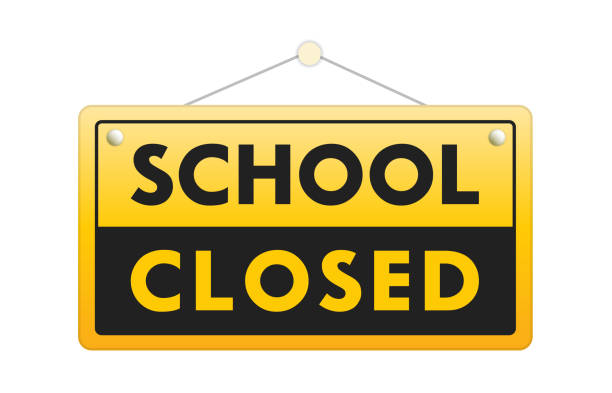 школа закрыта висячий знак изолированы на белом фоне - closed sign stock illustrations
