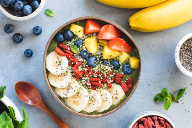zdrowe smoothie bowl z polewami superfood - hemp seed nut raw zdjęcia i obrazy z banku zdjęć