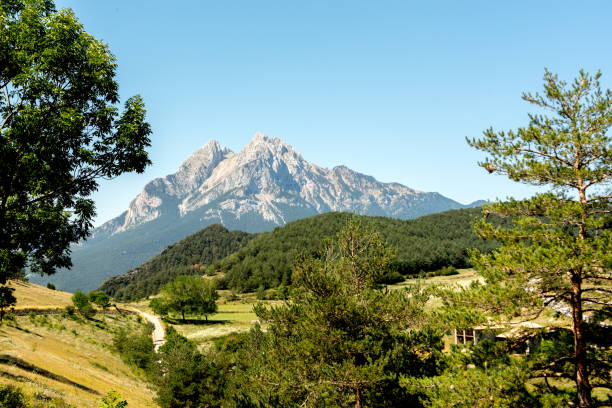 góra pedraforca widziana ze wsi gisclareny, bergada, barcelona, hiszpania. - beauty in nature clean cool stream zdjęcia i obrazy z banku zdjęć