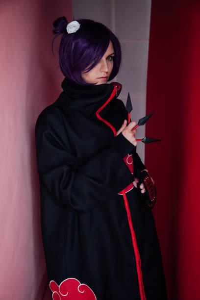 mujer anime cosplayers con el pelo púrpura de japón - cosplay de anime fotografías e imágenes de stock