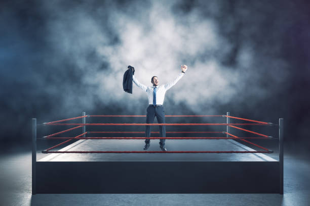 ganador hombre de negocios de pie en el ring de boxeo - boxing caucasian men business fotografías e imágenes de stock