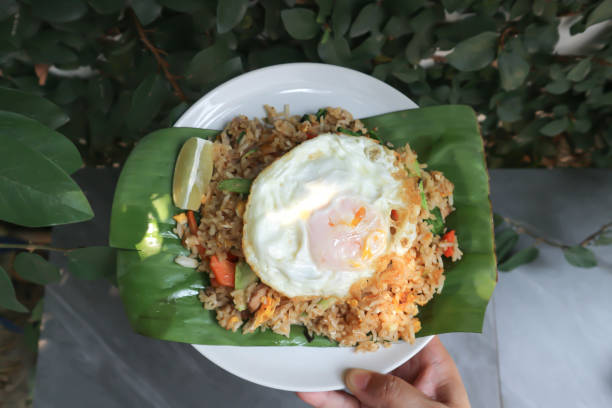 チャーハンまたはチャーハンを揚げ卵で炒める - banana leaf food thailand thai culture ストックフォトと画像