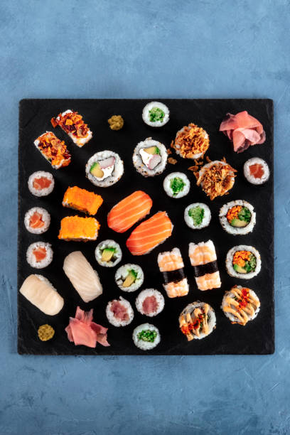 duży zestaw sushi, napowietrznych strzał z copyspace. różnorodność maki, nigiri i rolkach - sushi california roll salmon sashimi zdjęcia i obrazy z banku zdjęć