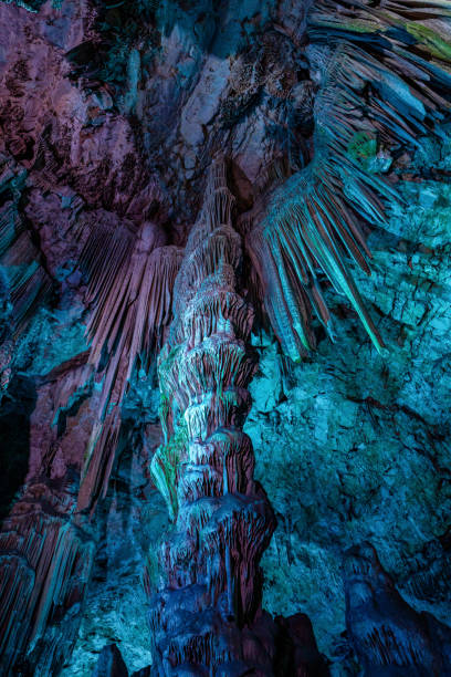 réserve naturelle de upper rock à gibraltar. explorer la grotte old st. michaels. - geological feature cave sedimentary rock limestone photos et images de collection
