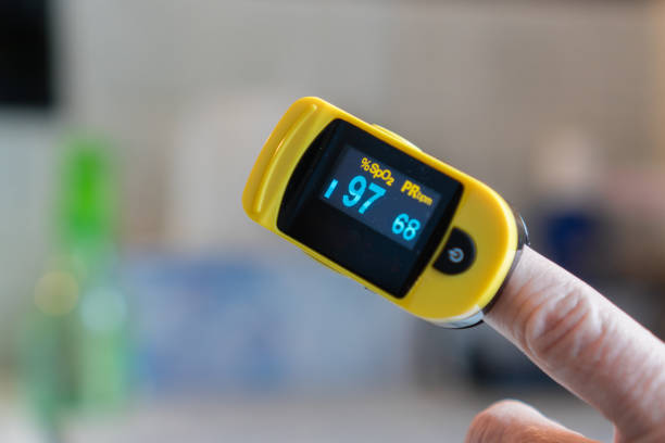 пульсоксиметр - taking pulse oximeter medical oxygen equipment human lung стоковые фото и изображения