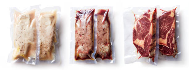 vácuo de peito de pato selado isolado em branco, de cima, de cima - airtight packing meat food - fotografias e filmes do acervo