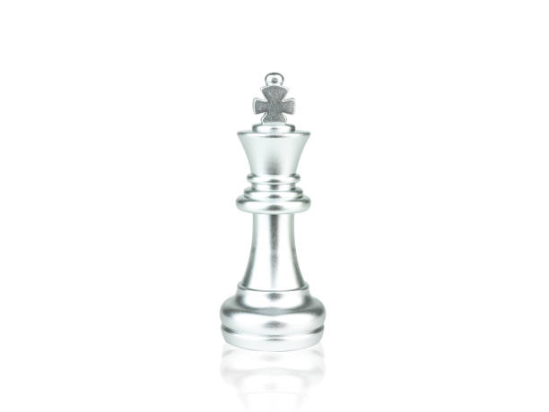 シルバーキングチェスの作品は、クリッピングパスで白い背景に隔離された戦い - risk board game board game victory war ストックフォトと画像