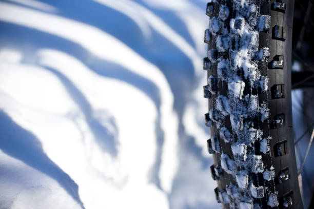 winter fat bike tire - mountain cycling bicycle tire imagens e fotografias de stock