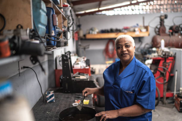 自動車修理で働く女性の肖像 - independence business women manual worker ストックフォトと画像