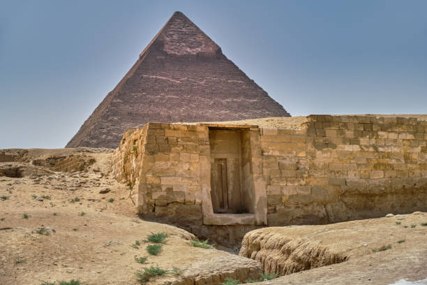 tumba antiga e a pirâmide de khafre (pirâmide de chephren), a segunda mais alta das pirâmides egípcias antigas de gizé, planalto de gizé, cairo, egito - pyramid of chephren - fotografias e filmes do acervo