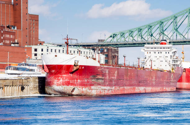 cargo dans un port fluvial par une journée ensoleillée d’hiver - montreal harbor old commercial dock photos et images de collection